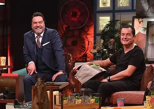 Uzun yıllar boyunca cuma akşamlarının en büyük eğlence kaynaklarından biri Beyaz Show'du. Her cuma ekran karşısındaki yerimizi alır, ünlü konuklarla birlikte kahkaha tufanı yaşardık. Ancak Beyaz Show bir süredir ekranlarda yok ve bunun eksikliğini de fazlasıyla hissediyoruz. Son 2 senedir programın yeniden başlayacağına dair söylentiler olsa da konuyla ilgili hiçbir gelişme olmamıştı. Bu kez Beyazıt Öztürk'ün verdiği cevap kafaları fena karıştırdı!