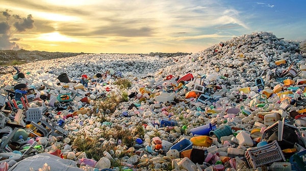 Bu durumun arkasındaki en büyük sebep ise Çin’in 2018 yılında plastik atık ithalatını yasaklaması. Çin’in yanı sıra Malezya, Tayland ve Vietnam gibi ülkeler de benzer kısıtlamalar getirince, Avrupa’nın plastik çöpü Türkiye’ye yöneldi.