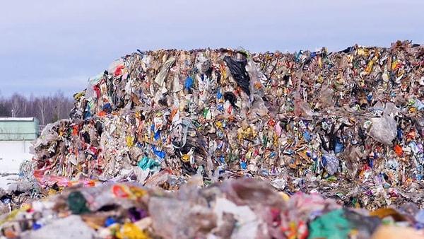 Bunun yanı sıra Birleşmiş Milletler Çevre Kurulu’nun hazırladığı Küresel Plastik Antlaşması, Türkiye için büyük bir fırsat sunuyor. Plastik atık ithalatını tamamen yasaklayan bir anlaşma, Türkiye’nin gelecekteki çevre politikalarını şekillendirebilir.