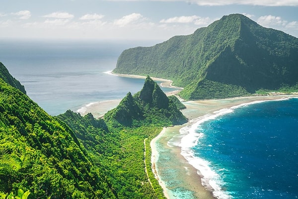 Bu ilginç kararın temelleri, Samoa’nın coğrafi ve tarihî geçmişine dayanıyor. 1900 yılında Almanların kolonisi olan ada, o dönemde önemli ekonomik gelişmeler yaşadı. Ancak Birinci Dünya Savaşı sırasında, Almanya’nın çekilmesiyle ada Yeni Zelanda’nın kontrolüne geçti.