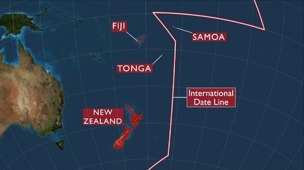 Samoa, tarih çizgisinin batısında yer almasına rağmen, Greenwich Ortalama Zamanı’ndan (GMT) 11 saat geride kalmayı tercih ederek ABD ile daha uyumlu bir saat düzenine sahipti.