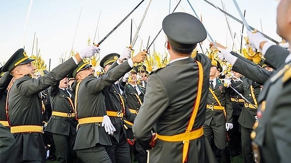 Cumhurbaşkanı Recep Tayyip Erdoğan’ın da katıldığı Kara Harp Okulu mezuniyet töreninde, bir grup teğmen kılıçlı yemin etmiş ve “Mustafa Kemal’in askerleriyiz” diyerek slogan atmıştı.