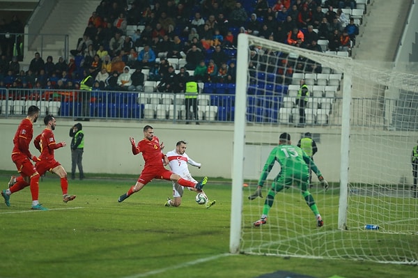 Sosyal medyada sonuca tepkisini gösteren futbolseverler, İtalyan çalıştırıcının yerine Türk bir ismin gelmesinin gerektiğini ifade eden paylaşımlarda bulundu.