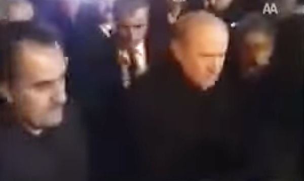 Çıkan ses sonrası gülümseyen Dervişoğlu, MHP Genel Başkanı Devlet Bahçeli'nin yıllar önce benzer bir olayda verdiği tepkiye atıfta bulunarak, "Ne desem şimdi sana? Bir ocağım olsa 'Ocak dışısın' diyeceğim ama..." ifadelerini kullandı.