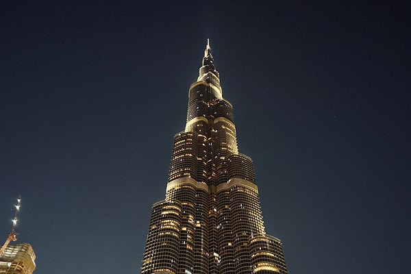 Burj Khalifa gibi devasa bir yapının inşaatı tamamlanırken aslında daha temel bir sorun göz ardı edilmişti: Yeterli bir kanalizasyon sistemi yoktu! Burj Khalifa her gün binlerce insanı ağırlıyor ve her birinin çeşitli ihtiyaçları tabii ki atıkları oluyor. Ama Burj Khalifa'nın yapımı sırasında şehrin büyümesine odaklanılmış ve kanalizasyon gibi temel ihtiyaçlar ikinci plana atılmıştı.