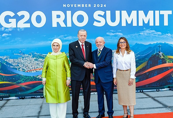 Cumhurbaşkanı Erdoğan, Brezilya’nın Rio de Janeiro kentinde gerçekleştirilen G20 Liderler Zirvesi'ne katıldı. Erdoğan Türkiye’ye dönüş yolunda gazetecilerin sorularını yanıtladı.