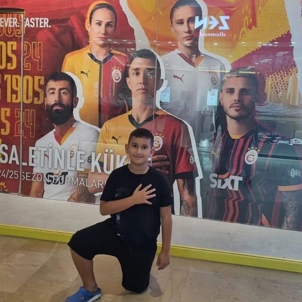 Galatasaray Spor Okulu’nda futbol oynayan Yiğit’in ailesi, oğullarının organlarını bağışlama kararı alarak büyük bir fedakarlık örneği gösterdi.