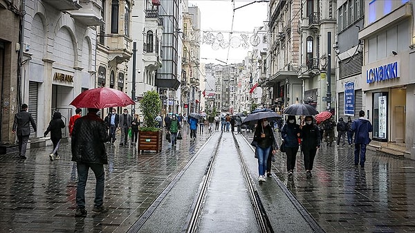 AKOM’dan yapılan açıklamaya göre, Marmara Bölgesi genelinde beklenen bu alçak basınç sistemleri nedeniyle hava sıcaklıkları 8-10 derece birden düşecek. Sıcaklık düşüşünün, kuvvetli lodos ve karayel rüzgarlarının etkisiyle hızlanması bekleniyor. Bu durum, bölgede soğuk havanın daha da hissedilir olmasına neden olacak.