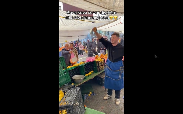 Kestiği limon dilimini önündeki su dolu kovaya soktuktan sonra sıkarak insanları kandırdığı anlar görenlere pes dedirtti.