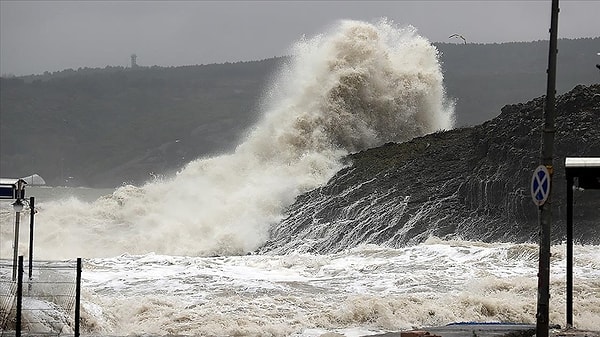 Meteoroloji Genel Müdürlüğü, başta İstanbul olmak üzere Aydın, Bilecik, Çanakkale, Kırklareli, Manisa, Sakarya, Yalova, Balıkesir, Bursa, Edirne, İzmir, Kocaeli, Muğla ve Tekirdağ illeri için sarı kodla uyarı yayınlamıştı.