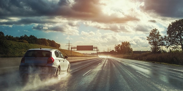 Yağmurlu bir günde yola çıktınız, hız sabitleyici (Cruise Control) devrede ve yolculuk baştan sona daha rahat. Ama durun bir dakika! Yağmurda bu rahatlık aslında büyük bir tehlike yaratabilir.