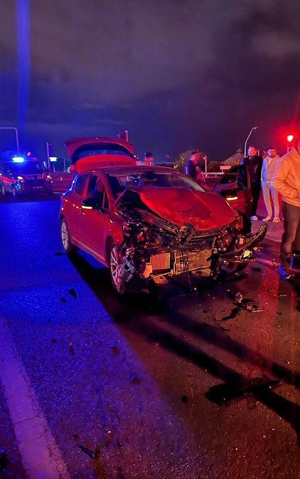 Ayrıca, yaralı polislerden birinin eşinin de hastaneye giderken trafik kazasına karıştığı öğrenildi.