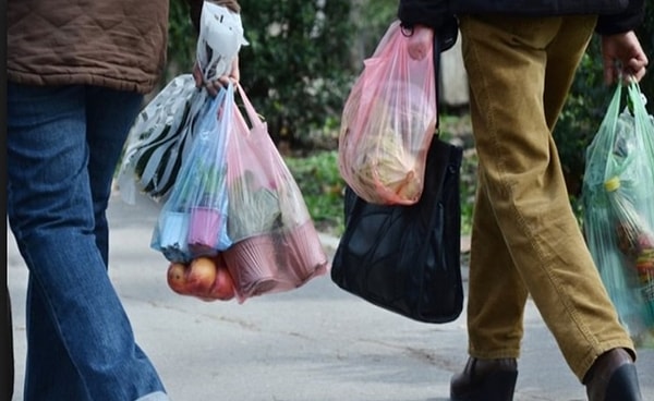 Bugün bu fiyat değişebilir. Yeni yılda uygulanacak plastik poşetlerin ücretini belirlemek için ilgili kamu kurum kuruluşları, sektörde faaliyet gösteren dernek ve federasyon temsilcilerinin katılımıyla bugün Plastik Poşet Komisyonu toplanacak.