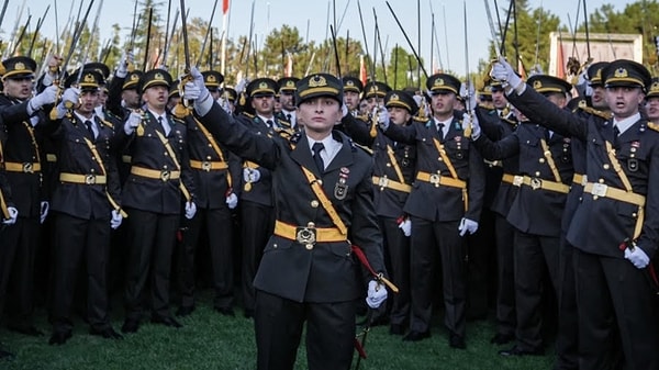 Kara Harp Okulu’nda dönem birincisi olan ve törende Cumhurbaşkanı Recep Tayyip Erdoğan’ın elinden belgesini alan Ebru Eroğlu ve teğmenler, törenden sonra kılıçlarını çatarak yemin etmişti.