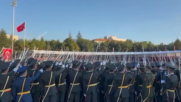 Bakanlık kaynakları, “İsnat edilen suç, kılıç çatmak veya “Mustafa Kemal’in Askerleriyiz” demek değil, amirlerin ikazlarına rağmen kasıtlı, organize ve planlı bir disiplinsizlik yapmaktır. Olaya ilişkin yapılan inceleme ve soruşturmanın okunan metinle veya içeriğiyle bir ilgisi yoktur. Yemin metnini okuyan onlarca teğmenden sadece eylemi organize edenlerin YDK’ya sevklerine yönelik sürecin başlatılması bunun en büyük göstergesidir.” ifadelerini de kullandı.