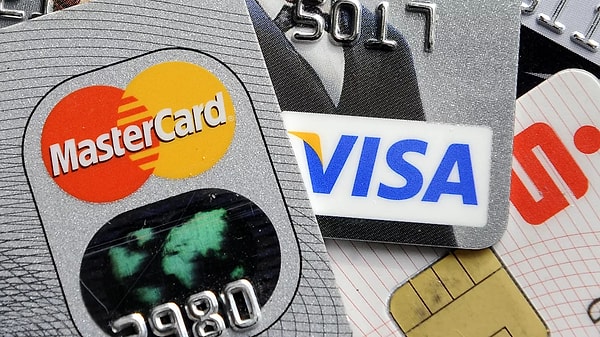 Soruşturmanın nedeni Visa ve Mastercard’ın ‘faaliyet gösterdikleri şema ve dijital cüzdan hizmetleri pazarlarında çeşitli dışlayıcı eylemler aracılığıyla kanunu ihlal edip etmediklerinin tespiti amacı…’ olarak açıklandı.