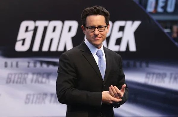 J.J. Abrams daha öncesinde 'Star Wars: Skywalker'ın Yükselişi', 'Star Wars: Güç Uyanıyor' ve 'Uzay Yolu' filmlerinde yapımcı ve yönetmen olarak çalışmıştı. Ayrıca dizi dünyasının en sevilen yapımlarından biri olan 'Lost'un yaratıcısıydı.