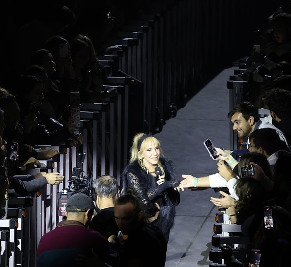 Gece boyunca, ‘Everyway That I Can’ şarkısıyla Eurovision’da Türkiye’yi birinci yapan Erener'in gönülleri fetheden şarkıları söylendi.