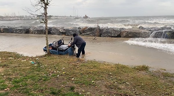 Lodos nedeniyle meydana gelen su baskınları, Kadıköy'deki yaya yollarında da etkili oldu. Bir motosikletli, yaya yolunda suya batarak mahsur kaldı.