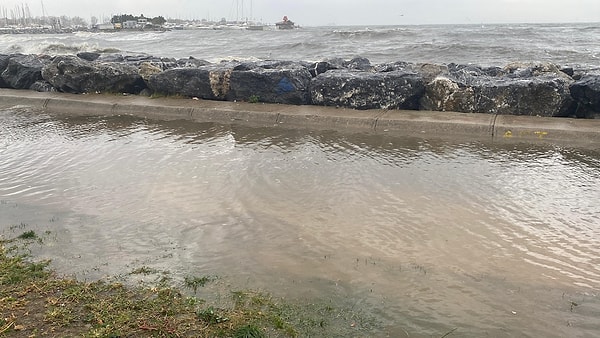 Kadıköy Belediyesi ekipleri, lodosun etkilerini hafifletmek ve vatandaşların mağduriyetini gidermek için hızlıca harekete geçti. Ekipler su baskınlarının yaşandığı bölgelerde çalışmalar yaparak bölgeyi güvenli hale getirmek için mücadele verdi.