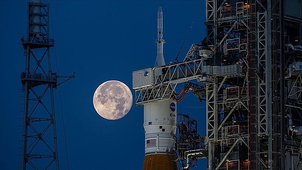 Live Science'de yer alan habere göre Bulunan örneklerle Ay’ın karanlık yüzünde -Dünya’ya sırtını döndüğü yüzeyde- 3 milyar yıl önce volkanik patlamaların olduğu ortaya çıktı.