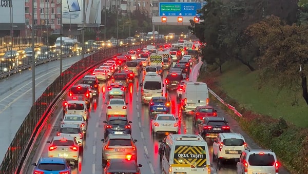 Avrupa yakasında D-100 Karayolu Okmeydanı mevkii ve Yenibosna mevkiinde trafik durma noktasına geldi.