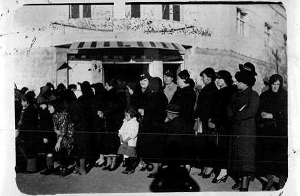 Doç. Dr. Barış Borlat, 10 Kasım 1938'de Atatürk'ün vefatı ile birlikte aslında Anadolu'da büyük bir hüzün başladığını belirterek şunları söyledi: “Atatürk'ün vefatından hemen sonra tahdit işlemleri başlamış, 11 Kasım'daki bu işlemler sona erdikten sonra Dolmabahçe Sarayının muayede kısmında Atatürk'ün naaşının ziyarete açılma süreci gündeme gelmiş ve halk yoğun bir ilgi içerisinde, 16 Kasım'dan itibaren Atatürk'ün naaşını ziyaret ettiğini göreceğiz. Bu süreç 18 Kasım günü akşam, gece saatlerinde sona ermiş ve 19 Kasım günü Atatürk'ün naaşının Ankara'ya götürüldüğünü göreceğiz.”