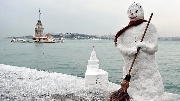 Valilik’ten yapılan açıklamada “Hava sıcaklıklarının, cumartesi günü öğle saatlerinden itibaren İstanbul’da 8 ila 10 derece azalarak mevsim normallerinin altına ineceği tahmin ediliyor” denildi.