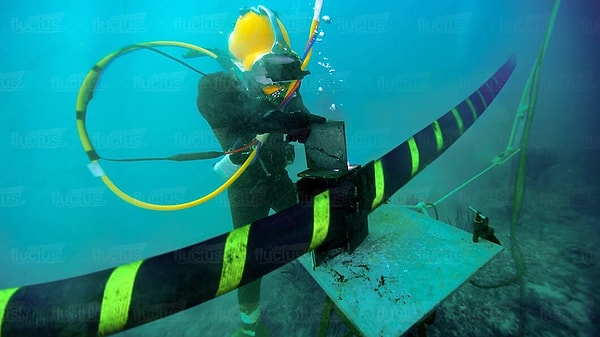 Dünya çapında yaklaşık olarak 1.367.939 kilometre uzunluğunda deniz altı internet kablosu, okyanusların derinliklerinde yer alıyor. Bu uzunluk, dünyanın çevresini tam 34 kez dolaşabilecek kadar büyük!