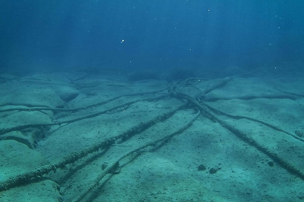 Daha derinlerde, işin boyutu tamamen değişiyor. Saturation diving adı verilen bir teknikle, dalgıçlar yüzlerce metre derinlikte çalışabiliyor.