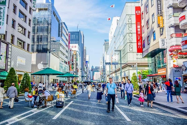 Özellikle Türkiye’den Japonya’ya yerleşenlerin ya da gezmeye gidenlerin ilk dikkatini çeken şeylerden biri sokaklarda çöp kutusu bulmanın oldukça zor olmasıdır.  Aslında bunun birkaç nedeni var gelin anlatalım: