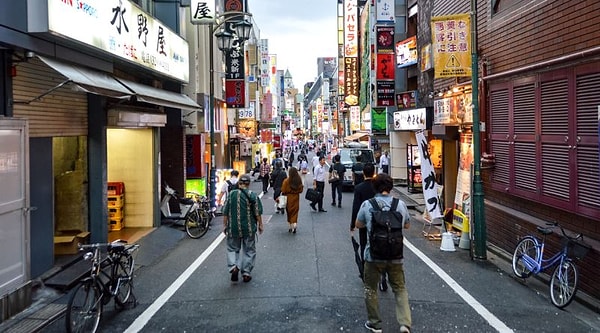 Diğer bir neden de Japonya'da çöp toplama büyük ölçüde belediyeler tarafından yapılan bir hizmet ve oldukça pahalı bir işlem. Çöp kutularının yerleştirilmesi bu hizmetin bir parçası olduğu için sokaklarda her köşe başına bir çöp kutusu koymak ciddi maliyetlere yol açıyor.