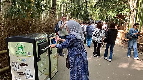 Çöp atma kuralları Japonya'da son derece katıdır. Her şehir, her mahalle, hatta her apartman farklı atık türleri için ayrı poşetler kullanmak zorundadır. Plastik, cam, metal gibi her madde için özel kutular bulunur ve bu kutulara sadece belirli türdeki çöpler atılabilir. Kurallara uymayanlar çöpçüler tarafından cezalandırılabilir.