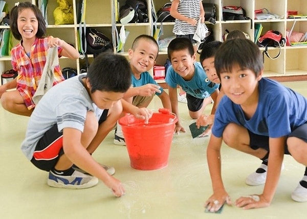 Kısacası çöp kutuları az çünkü halkın kendi çöplerini düzenli bir şekilde evlerine taşıması bekleniyor. Ayrıca Japonya'da insanlar çevreye büyük bir özen gösteriyor. Bu kültürel özellik çocukluktan itibaren öğretilebiliyor. Okullarda öğrenciler çöplerini doğru şekilde ayırarak atmayı öğreniyor.