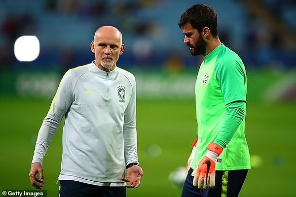 Sabah'tan Mehmet Özcan, Sarı-Kırmızılı ekibin Alisson transferi için Liverpool'da kaleci antrenörü olarak çalışan Claudio Taffarel'e talimat verdiğini yazdı.