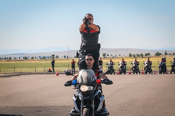 Bir motosikletli polis timi iki kişiden oluşuyor. Öndeki polis sürücü olurken arkadaki polis ise artçı olarak görev yapıyor. Öndeki polis motoru sürerken arkadaki artçı ise suçlulara karşı silah kullanabiliyor.