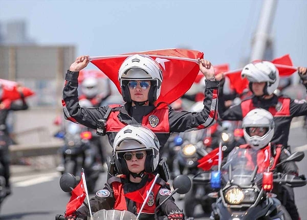 Yunus polislerinin ismi aslında yalnızca bir etiket değil, polislerin halka olan yaklaşımını ve görevlerini de simgeliyor. Adını insanlarla hoşgörü içinde olması, onlara karşı dostça bir tavır sergilemesi beklenen, sevgi dolu yunus balıklarından alıyor.