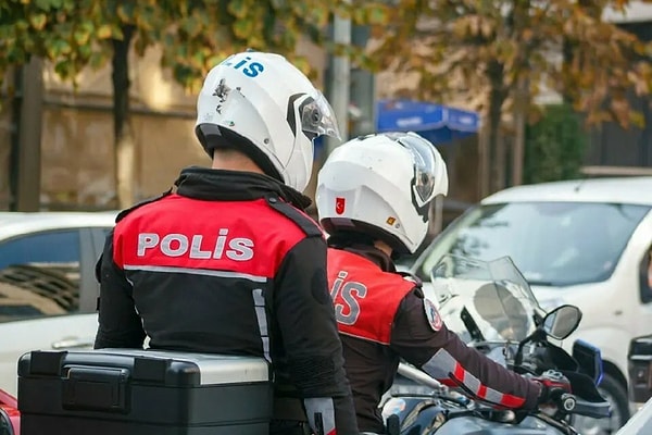 Yunus polislerinin üniformaları da onların görevleriyle özdeşleşiyor. Siyah rengin kullanılması devlete ait olan otoriteyi ve gücü simgeliyor. Kırmızı ise tamamen zıt bir anlam taşıyor; insanlara yakın olma, onlarla hoşgörülü bir ilişki kurma arzusunu ifade ediyor.