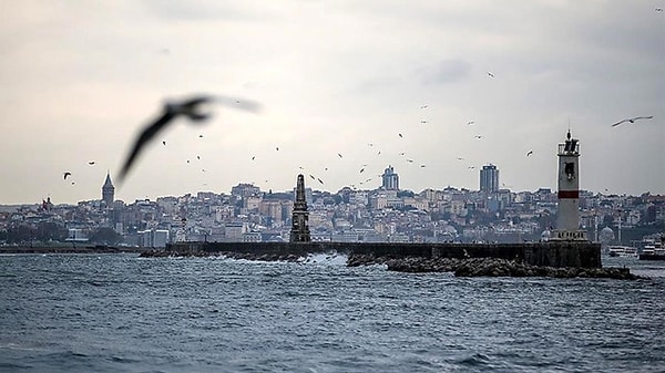 Bugün akşam saatlerinden itibaren aralıklarla fırtına eseceği ve yarın sabah saatlerinden itibaren il genelinde sağanak geçişlerinin yaşanacağı öngörülürken, hava sıcaklığında da 10-14 derece birden ani düşüşler olacağı tahmin ediliyor.