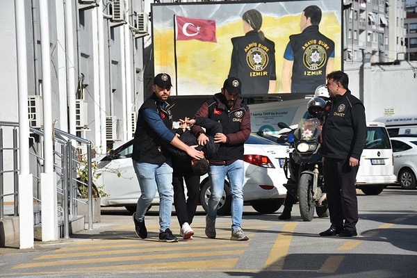 Olay günü ise ihbar sonrası bölgeye giden polis ekiplerinin Sedat Ç.'nin üzerini aradığı, bu sırada ağabeyi Mehmet Salih Ç.'nin, iddiaya göre, arama yapan sivil polislere belindeki ruhsatsız tabancayı çıkarıp, ateş ettiği belirtildi. Olayın ardından polis tarafından yakalanan şüphelilerden 8'inin Pamirler, 6'sının da Çelikler grubu üyesi olduğu belirtildi. Gözaltına alınan 14 şüpheliden 8'i, savcılık talimatıyla dün polisteki işlemlerinin ardından serbest bırakıldı. Diğer şüpheliler Mehmet Salih Ç., kardeşi Sedat Ç., Suat K., Berkan Ç., Onur Murat K. ve Sami Ç. ise bugün adliyeye sevk edildi.