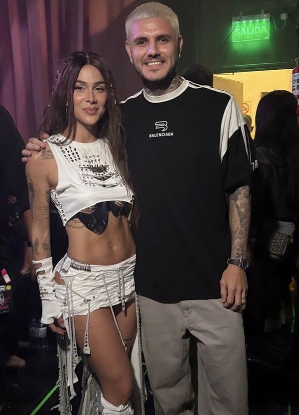 Kaos dolu günlerin ardından kafa dinlemek için Arjantinli şarkıcı Greeicy Rendon'un konserine giden ünlü futbolcu, sahne arkasında buluştuğu isimle fotoğrafını sosyal medya hesabından paylaştı.