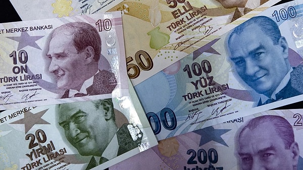 Yüksek enflasyon ile mücadele tüm hızıyla devam ederken, 500 TL ve Bin TL'lik banknotların basılmasına ilişkin ortaya bir iddia atıldı.