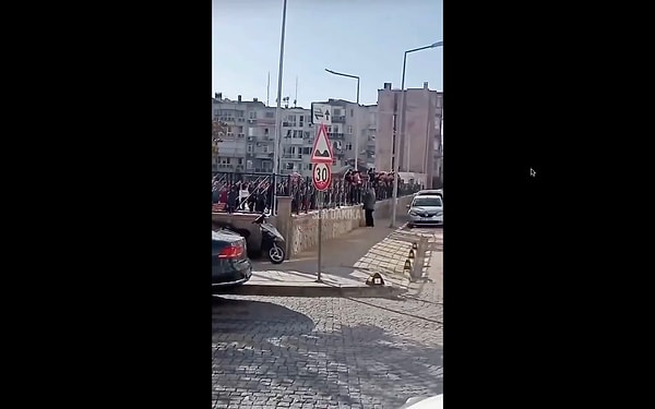 İzmir'de bir ortaokulda öğrenciler "Mustafa Kemal'in askerleriyiz" sloganları attı.