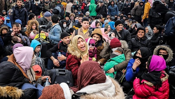 Kamuoyu ile paylaşılan sayıların asılsız olduğu vurgulandığı açıklamada, "Ülkemizdeki geçici koruma altında bulunan 2 milyon 935 bin 742 Suriyeli sayısının içerisinde geçici koruma kapsamındaki Suriyelilerin Türkiye'de doğan çocukları da yer almaktadır. Başkanlığımız tarafından şeffaf bir şekilde internet sitesinden paylaşılan ve her hafta düzenli olarak güncellenen ülkemizdeki yabancı sayılarının dışında, kamuoyu ile paylaşılan sayıların tamamı gerçek dışıdır ve hiçbir dayanağı yoktur" denildi.