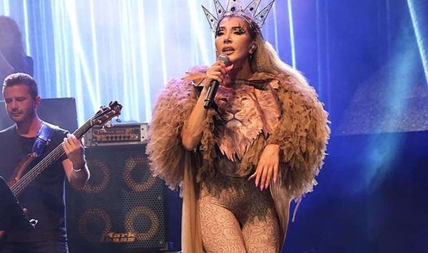 Bu yoruma çok sinirlenen Hande Yener ise X hesabından (O zamanlar Twitter'dı) Sertab Erener'in Rengarenk şarkısını ima ederek "Romeo şarkısı için büyük bir performansa ihtiyaç yok diyen kişi, 'Yarra, karra' şarkı mı diye sorarlar adama." notunu düştüğü bir paylaşım yapmıştı.