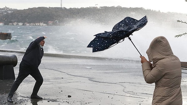 "Bugün hava nasıl olacak?" sorusu merak edilirken meteoroloji 38 kente sarı 6 ile turuncu kodlu alarm verdi.