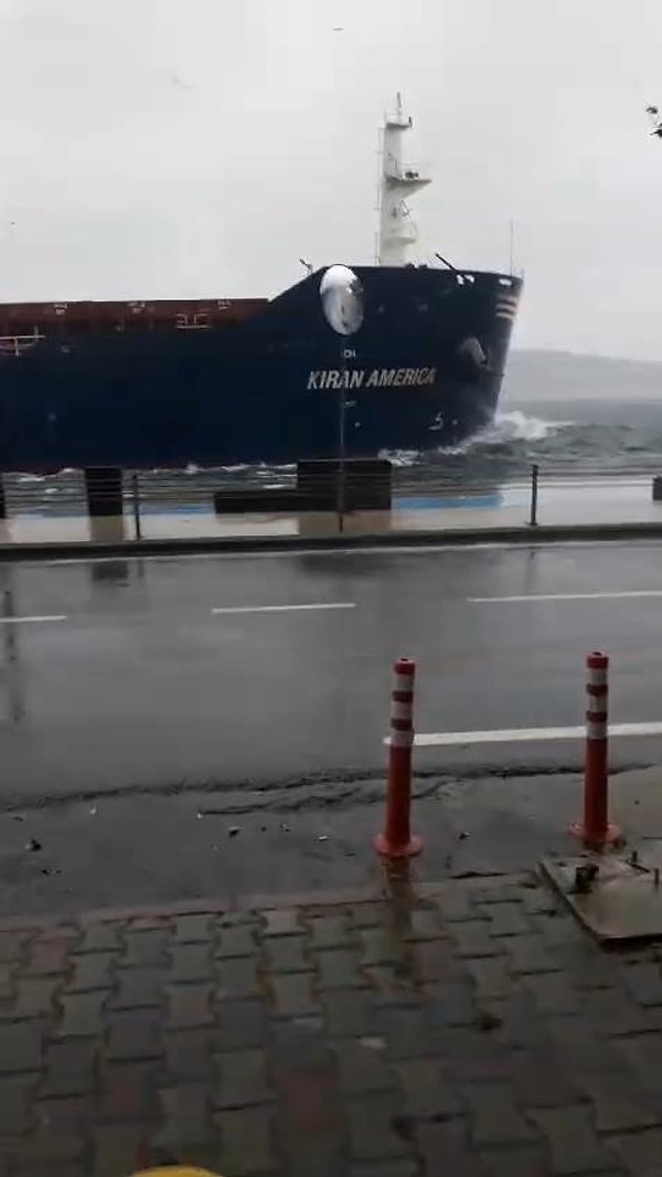 Marmara Denizi’nde oluşan dev dalgalar kıyılara vururken, Boğaz’dan geçmeye çalışan kuru yük gemisi ise kazayı son anda atlattı.