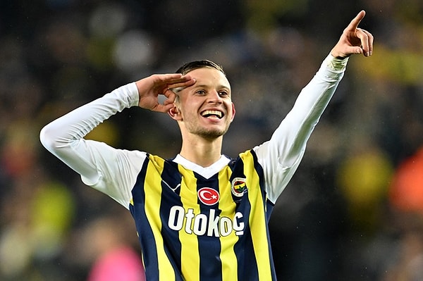 Fenerbahçe'nin geçtiğimiz sezon 10 milyon Euro ödeyerek renklerine bağladığı Sebastian Szymanski, geçen sezon takıma iyi katkı sağlamış ve piyasa değerini yükseltmişti.