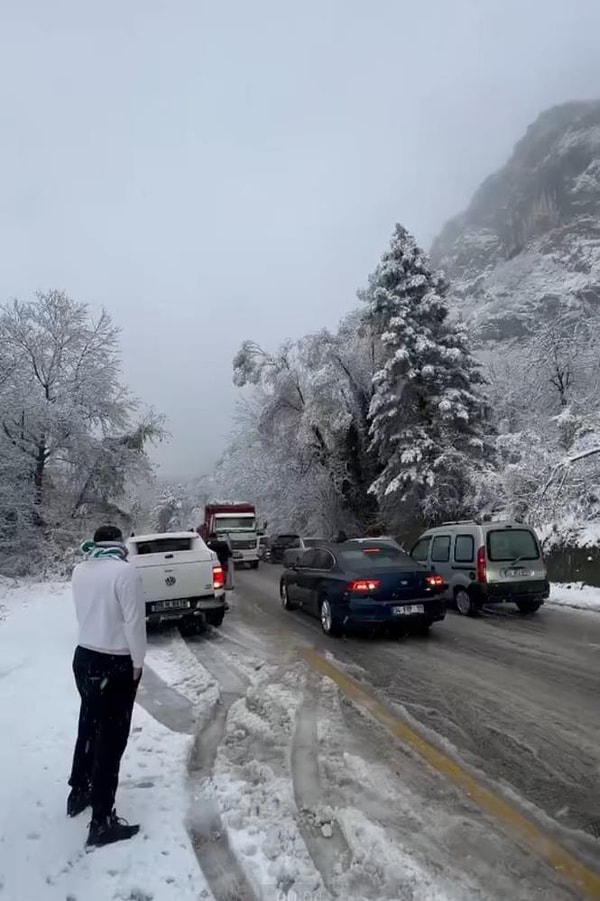 Hava sıcaklıklarının düşmesiyle kar yağışı Bursa'da etkili oldu.