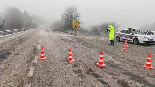 Hazırlıksız sürücüler yollarda mahsur kalırken, Bursa Ankara karayolu Kestel Ümitalan ve Mezitler bölgesi, İznik-Yenişehir yolu, Orhaneli-Büyükorhan Yolu, Bursa Keles Yolu da etkili yağış sonrası kapandı. Çok sayıda sürücü yollarda mahsur kalırken, yolda kalan bazı araçlar ve tırlar da trafiği kilitledi.